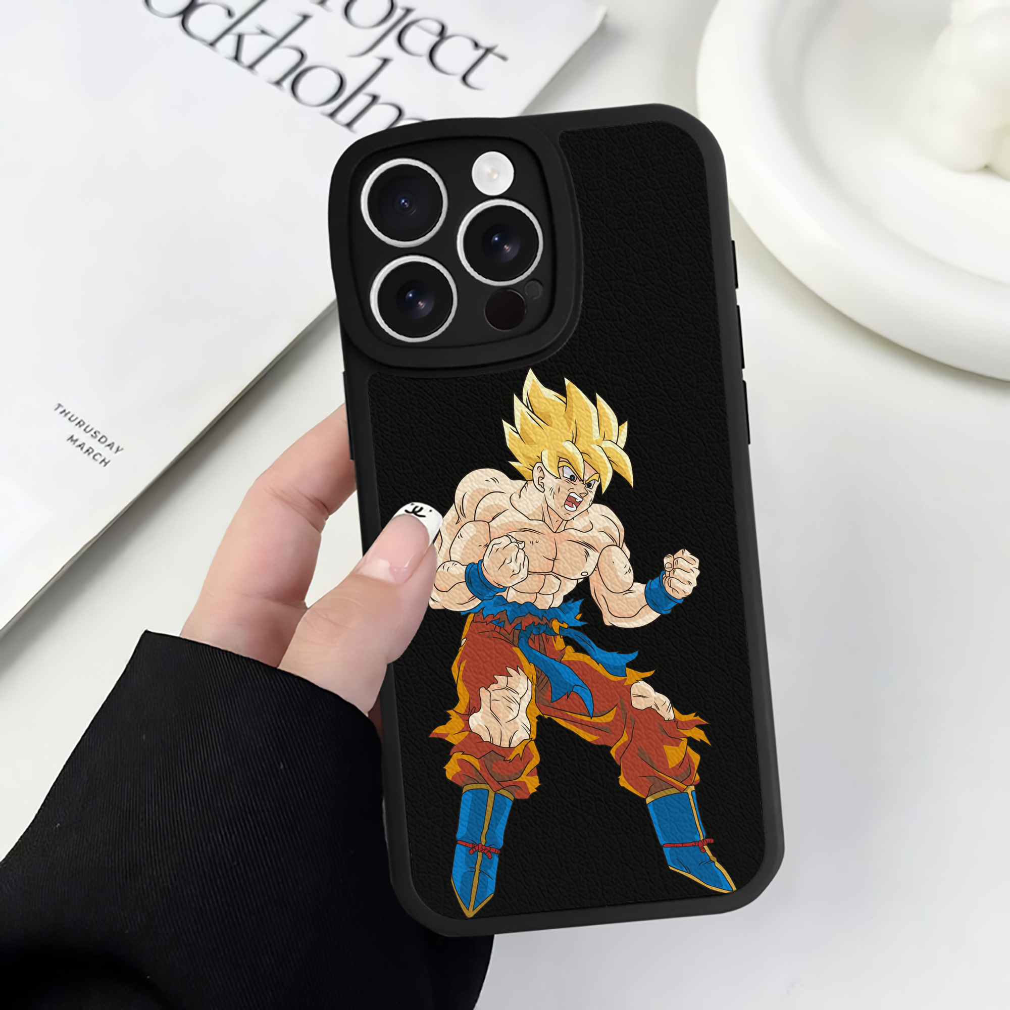 （画像用） ドラゴンボール 孫悟空（そん ごくう）Son Goku カカロット DRAGON BALL Kakarotto 【iPhone 16シリーズ対応】シリコンスマホケース（レザー調） 材質：シリコン